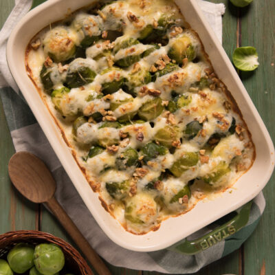 Cavoletti di Bruxelles gratinati con formaggio fuso e noci tritate in teglia