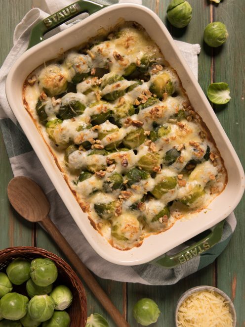 Cavoletti di Bruxelles gratinati con formaggio fuso e noci tritate in teglia