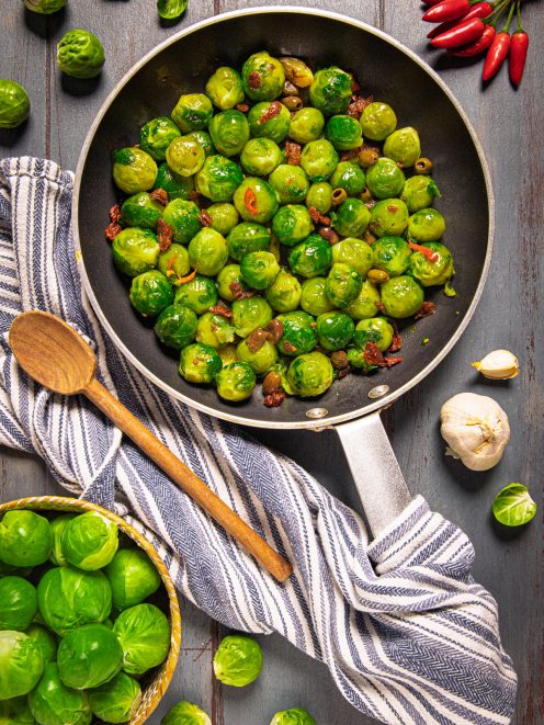 Cavoletti di Bruxelles in padella con olive, pomodori secchi e peperoncino