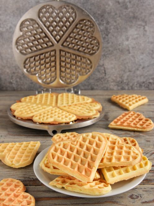 Ferratelle dorate a forma di cuore appena sfornate, servite in pila sul piatto