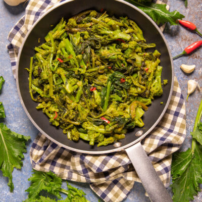 Friarielli in padella saltati con aglio e peperoncino rosso
