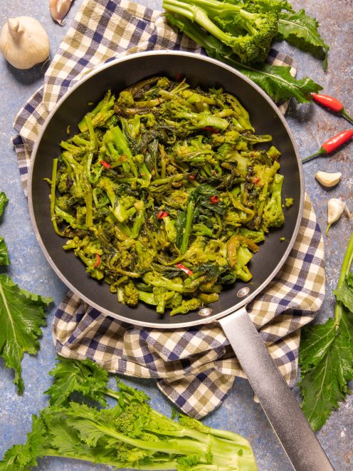 Friarielli in padella saltati con aglio e peperoncino rosso