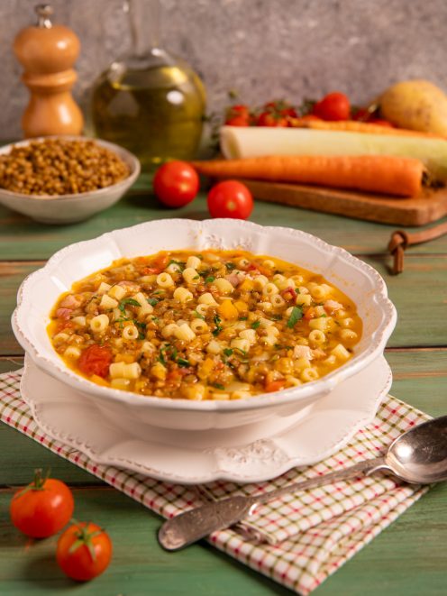 Minestra di lenticchie con ditalini, pomodoro e prezzemolo fresco in brodo denso