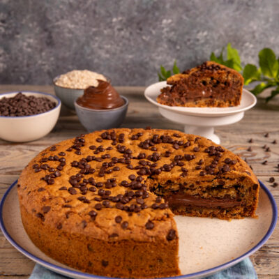 Torta cookies con gocce di cioccolato e ripieno di nutella, tagliata a fette