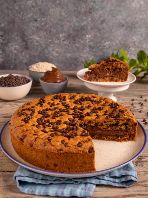 Torta cookies con gocce di cioccolato e ripieno di nutella, tagliata a fette