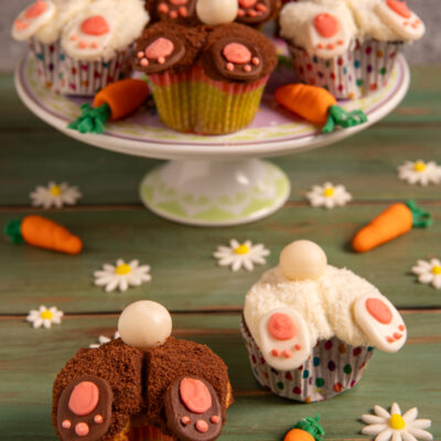 Cupcake coniglietto di Pasqua decorati con zampette in fondente e codino di cioccolato bianco