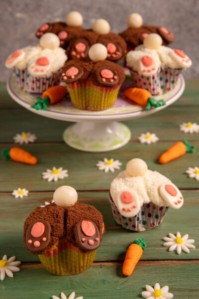 Cupcake coniglietto di Pasqua decorati con zampette in fondente e codino di cioccolato bianco