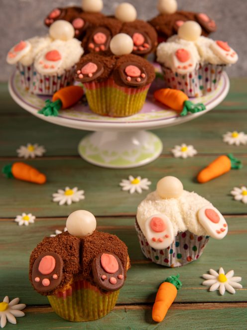 Cupcake coniglietto di Pasqua decorati con zampette in fondente e codino di cioccolato bianco