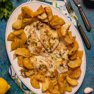 Filetti di orata al forno con patate arrosto, erbe aromatiche e scorza di limone