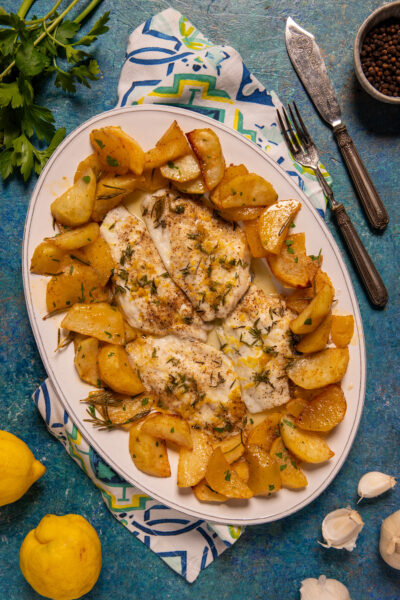 Filetti di orata al forno con patate arrosto, erbe aromatiche e scorza di limone