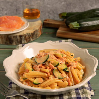Pasta salmone e zucchine con salsa cremosa rosa e rondelle di zucchina