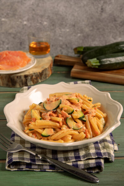 Pasta salmone e zucchine con salsa cremosa rosa e rondelle di zucchina