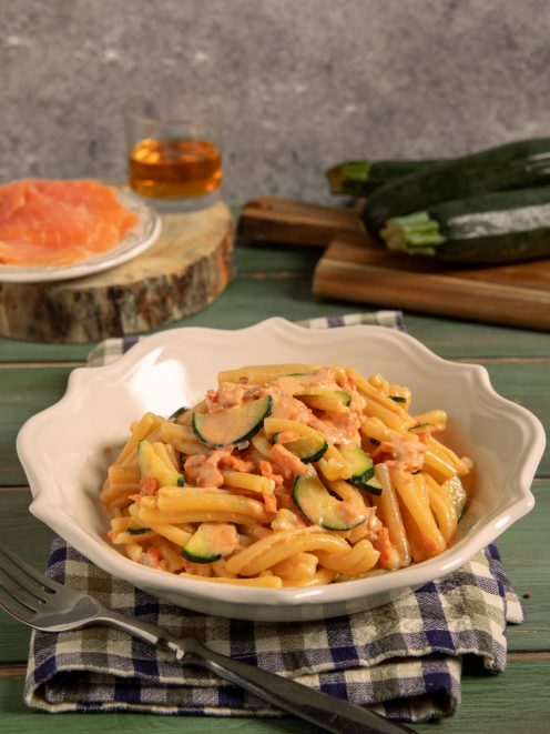 Pasta salmone e zucchine con salsa cremosa rosa e rondelle di zucchina
