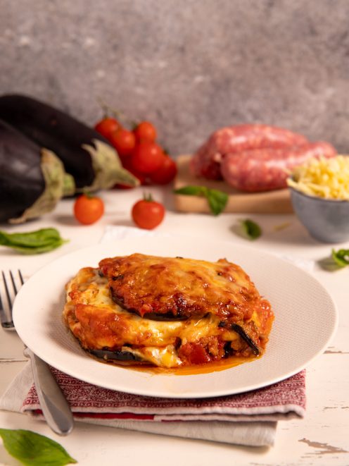 Pasticcio di melanzane gratinato con ragù, mozzarella filante e salsa di pomodoro