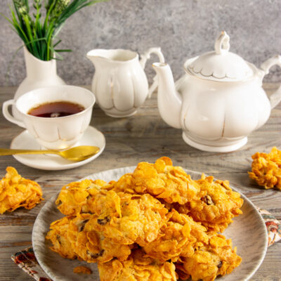 Rose del deserto ai cornflakes croccanti impilate su un piatto accanto a una tazza di tè