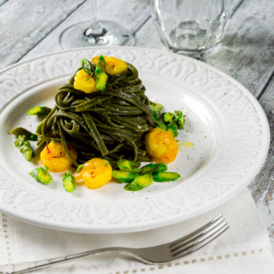 Tagliolini al nero di seppia con pomodorini gialli allo zafferano e asparagi a rondelle