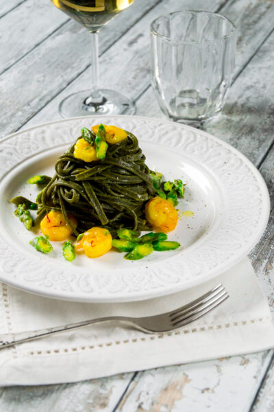 Tagliolini al nero di seppia con pomodorini gialli allo zafferano e asparagi a rondelle