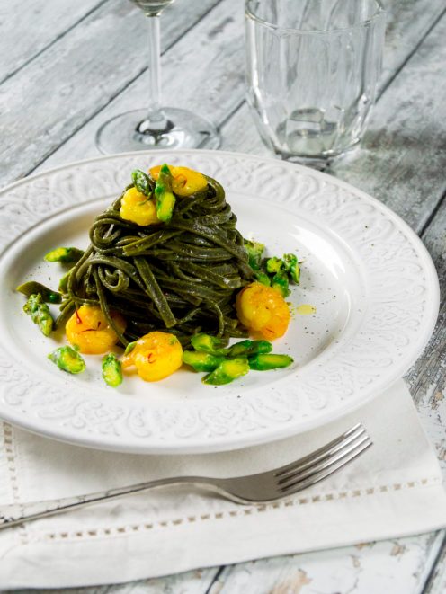 Tagliolini al nero di seppia con pomodorini gialli allo zafferano e asparagi a rondelle