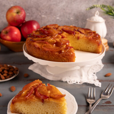 Torta di mele caramellate con fette lucide e caramellate su una fetta servita in primo piano
