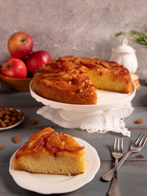 Torta di mele caramellate con fette lucide e caramellate su una fetta servita in primo piano