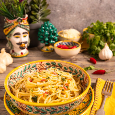 Pasta alla carrettiera con aglio, peperoncino, prezzemolo e formaggio grattugiato