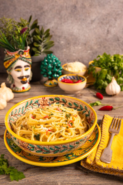 Pasta alla carrettiera con aglio, peperoncino, prezzemolo e formaggio grattugiato