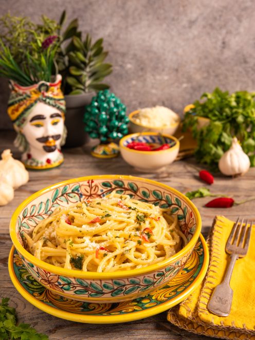 Pasta alla carrettiera con aglio, peperoncino, prezzemolo e formaggio grattugiato
