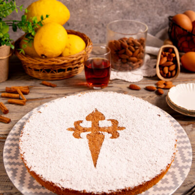 Torta di Santiago spolverata di zucchero a velo con la croce di Santiago in rilievo al centro