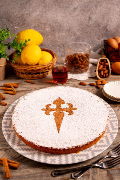 Torta di Santiago spolverata di zucchero a velo con la croce di Santiago in rilievo al centro