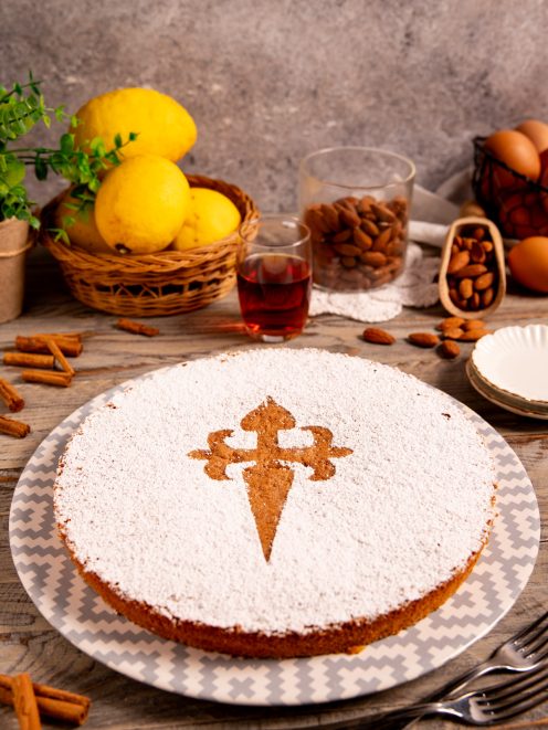 Torta di Santiago spolverata di zucchero a velo con la croce di Santiago in rilievo al centro