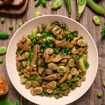 Vignarola con fave, piselli, carciofi, sedano e guanciale saltati insieme