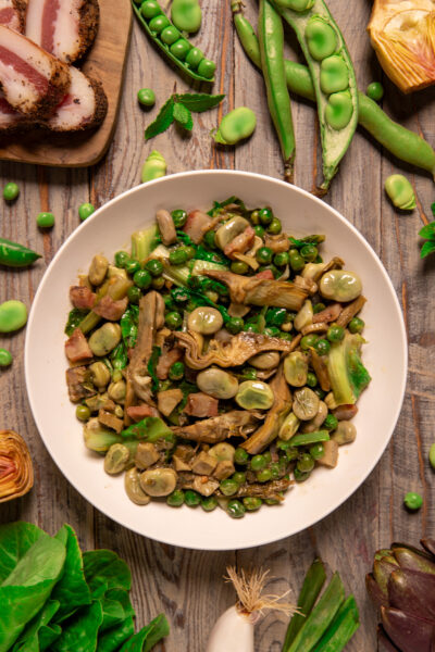 Vignarola con fave, piselli, carciofi, sedano e guanciale saltati insieme