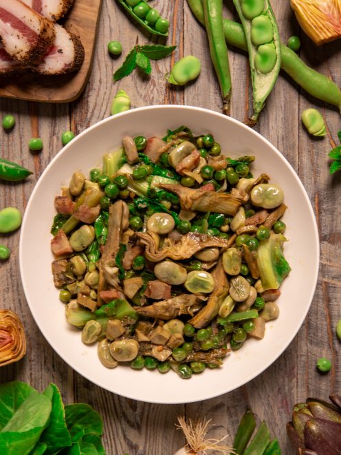 Vignarola con fave, piselli, carciofi, sedano e guanciale saltati insieme