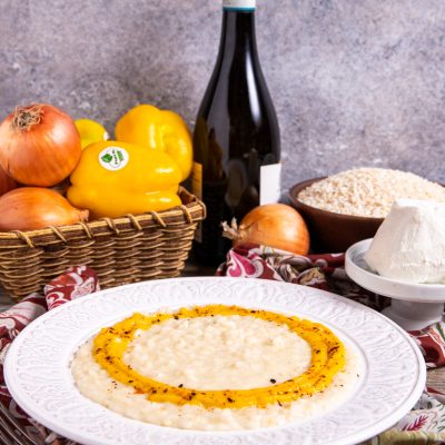 Risotto con caprino cremoso circondato da un anello di crema di peperoni arrostiti e scaglie piccanti
