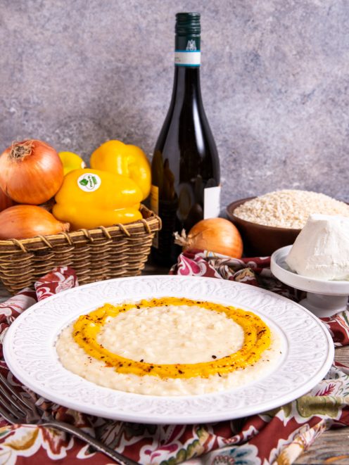 Risotto con caprino cremoso circondato da un anello di crema di peperoni arrostiti e scaglie piccanti