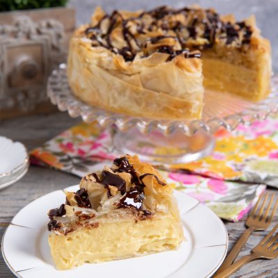 Torta croccante di pasta fillo resa golosa dalla crema pasticcera a da un topping di ganache al cioccolato fondente
