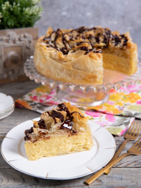 Torta croccante di pasta fillo resa golosa dalla crema pasticcera a da un topping di ganache al cioccolato fondente