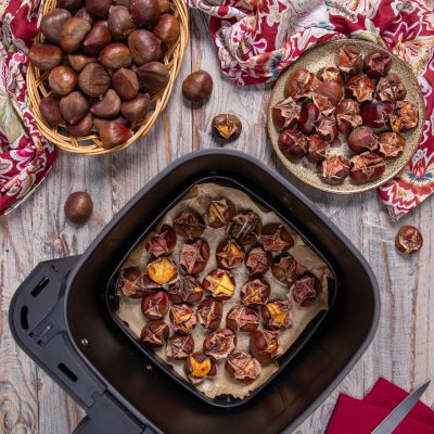 Castagne in friggitrice ad aria con guscio inciso, pronte dopo la cottura con la polpa dorata in vista