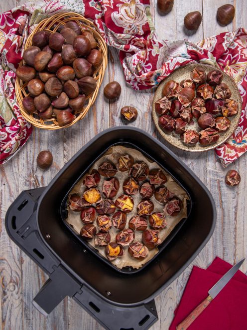 Castagne in friggitrice ad aria con guscio inciso, pronte dopo la cottura con la polpa dorata in vista