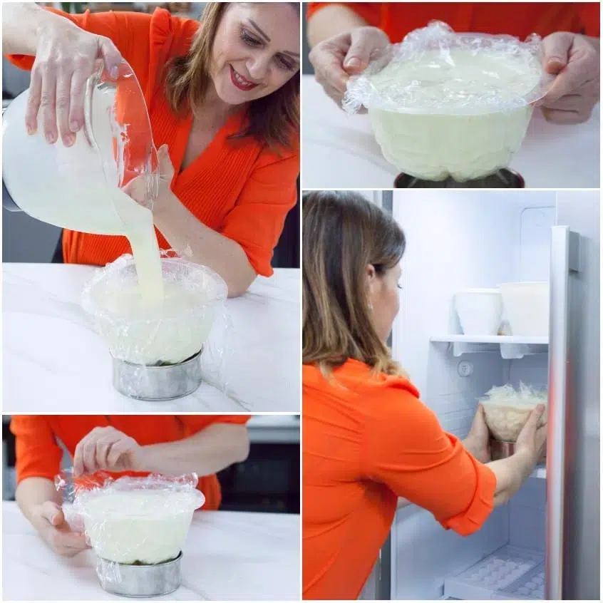 Composto versato in uno stampo foderato di pellicola e riposto in freezer per rassodare