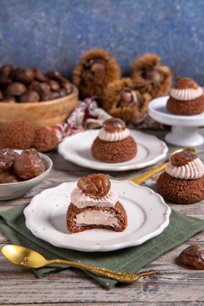 Bignè craquelin al cacao tagliato a metà con crema ai marroni e marron glacé in cima