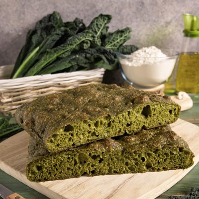 Focaccia al cavolo nero tagliata a meta con mollica alveolata verde intenso