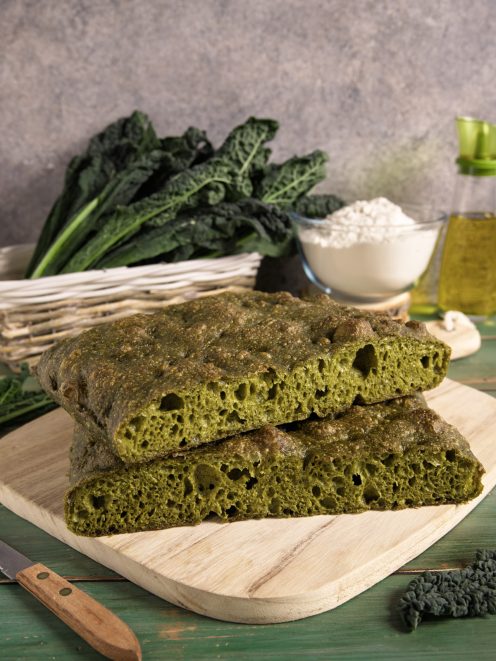 Focaccia al cavolo nero tagliata a meta con mollica alveolata verde intenso