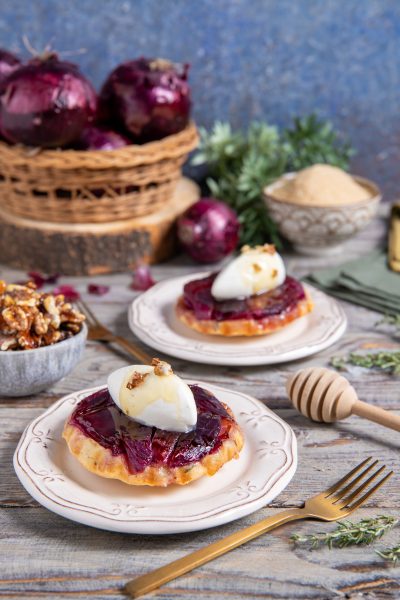 Mini tarte tatin di cipolle rosse caramellate con quenelle di formaggio fresco e noci