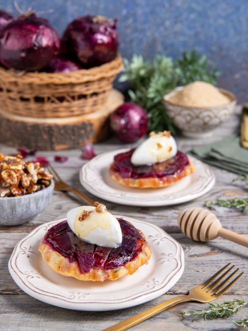 Mini tarte tatin di cipolle rosse caramellate con quenelle di formaggio fresco e noci