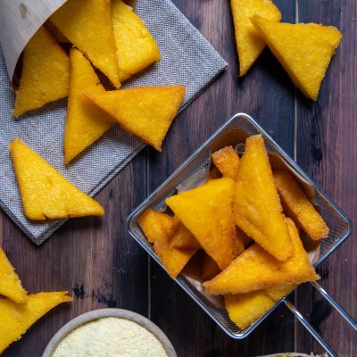 Sgagliozze fritte a triangoli servite con farina di mais e pannocchia fresca