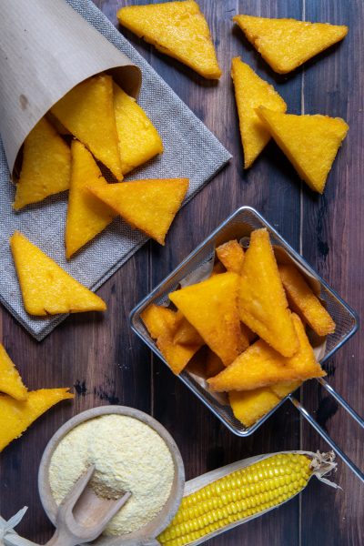 Sgagliozze fritte a triangoli servite con farina di mais e pannocchia fresca