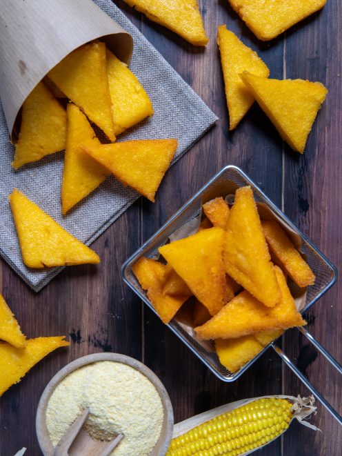 Sgagliozze fritte a triangoli servite con farina di mais e pannocchia fresca