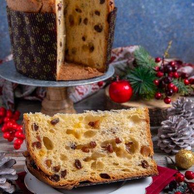 Panettone tagliato a fetta con uvetta e scorze candite, alveolatura soffice ben visibile