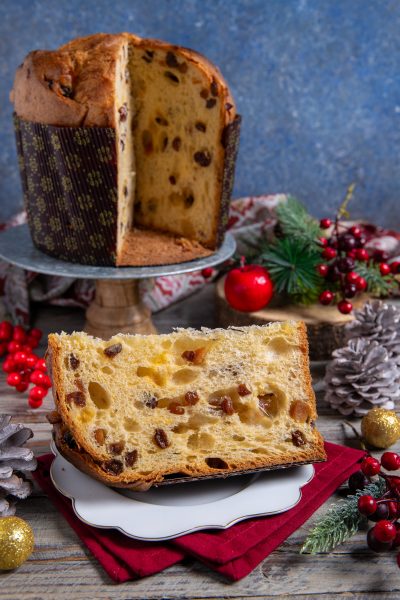 Panettone tagliato a fetta con uvetta e scorze candite, alveolatura soffice ben visibile